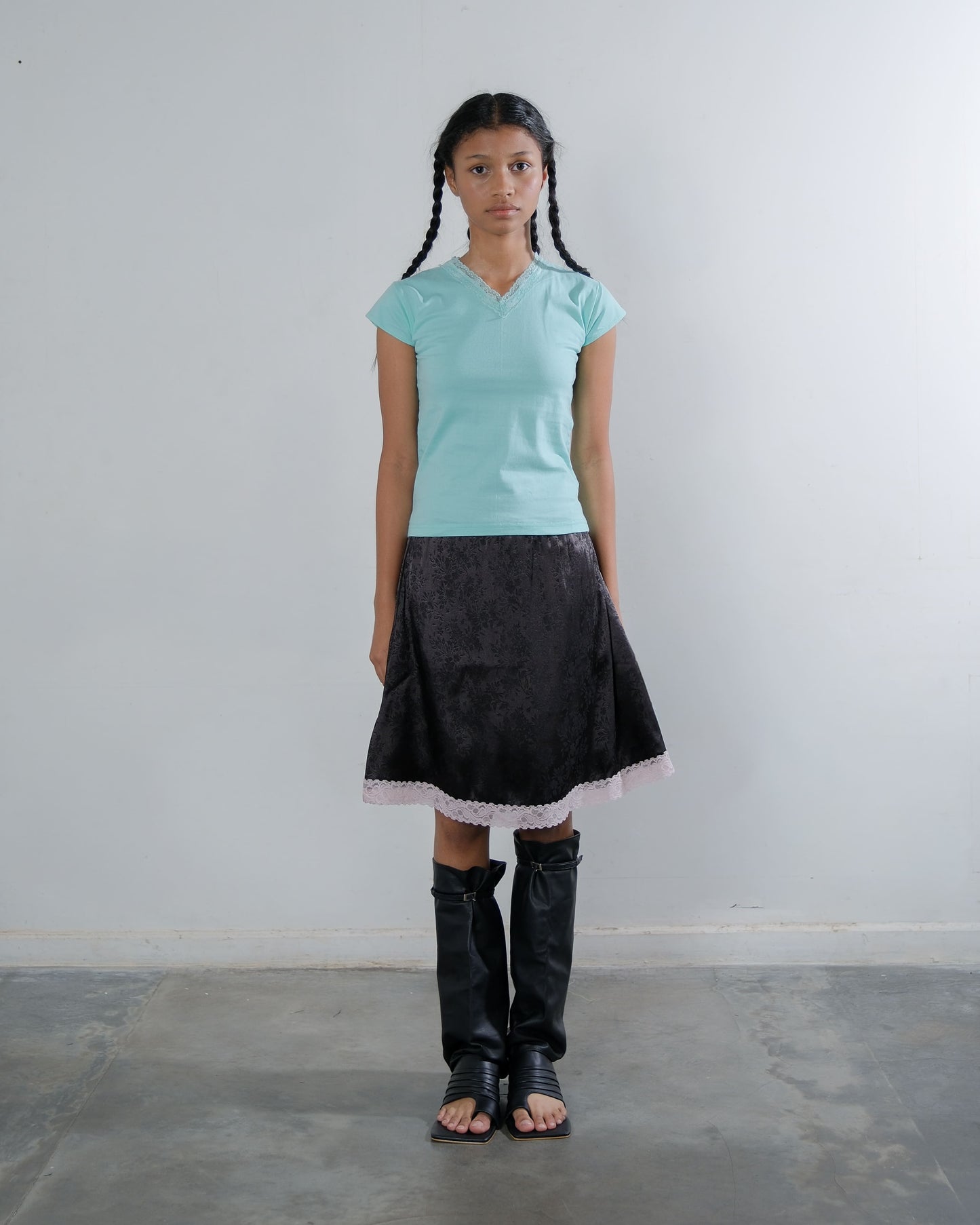 Lace V-Neck T-Shirt in Mint